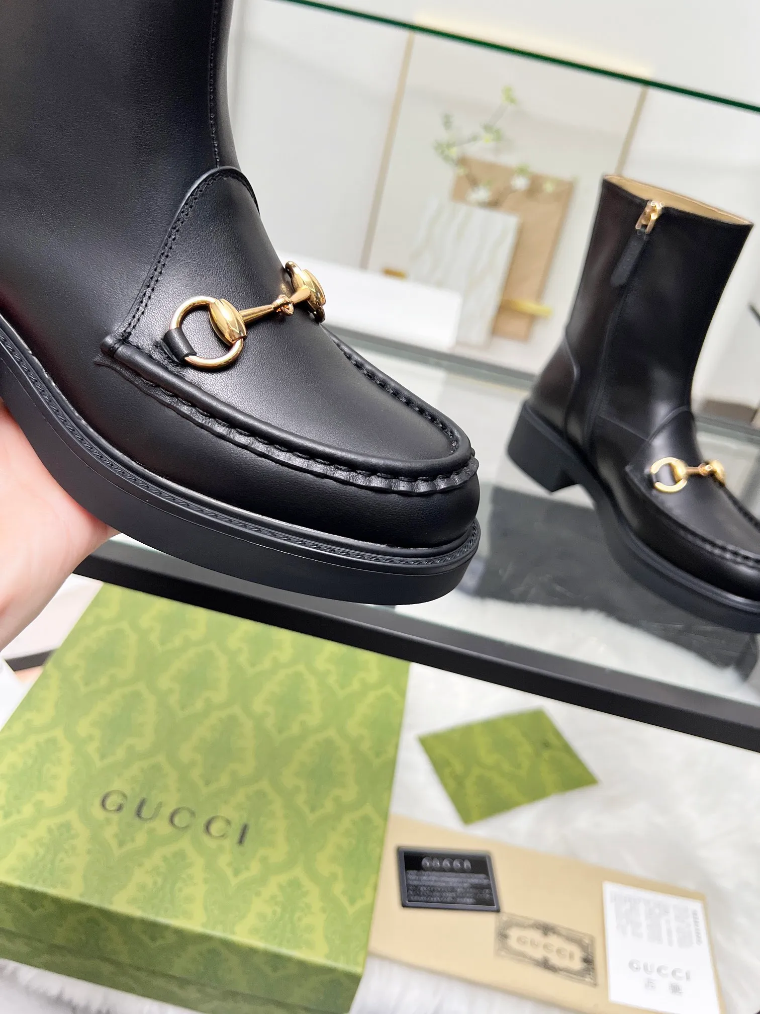 👟👟Ex-factory price 600👟👟 2025 latest version of Gucci GUCCI hot sale✅ 🎉Very easy to match👍Inner zipper design, easy to put on and take off 'Branded buckle Heel height: 6cm Fabric: Cowhide/open edge beads Inner/foot: apricot cowhide 🐂 Outsole PPU material Color: black Code number: 34-40. 34 and 41 42 need to be customized. Packaging: Comes with card and cloth bag.